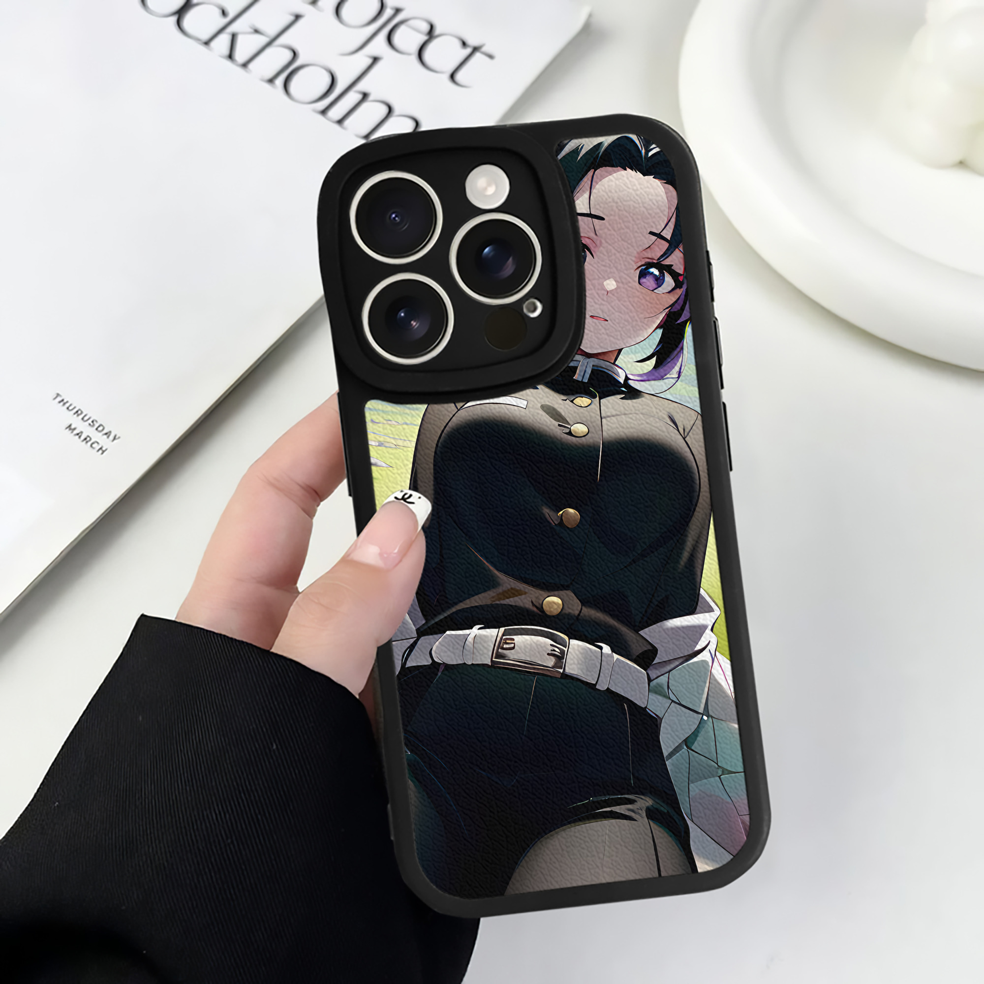 （画像用） 鬼滅の刃（きめつのやいば）蟲柱-胡蝶 しのぶ／こちょう しのぶ Kochou Shinobu 【iPhone 16シリーズ対応】シリコンスマホケース（レザー調） 材質：シリコン